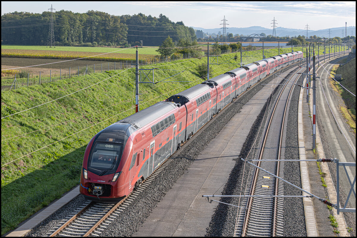 Noch ganz gemächlich flitzt die neueste Generation Railjet auf der Koralmbahn dahin . 3.Oktober 2025 