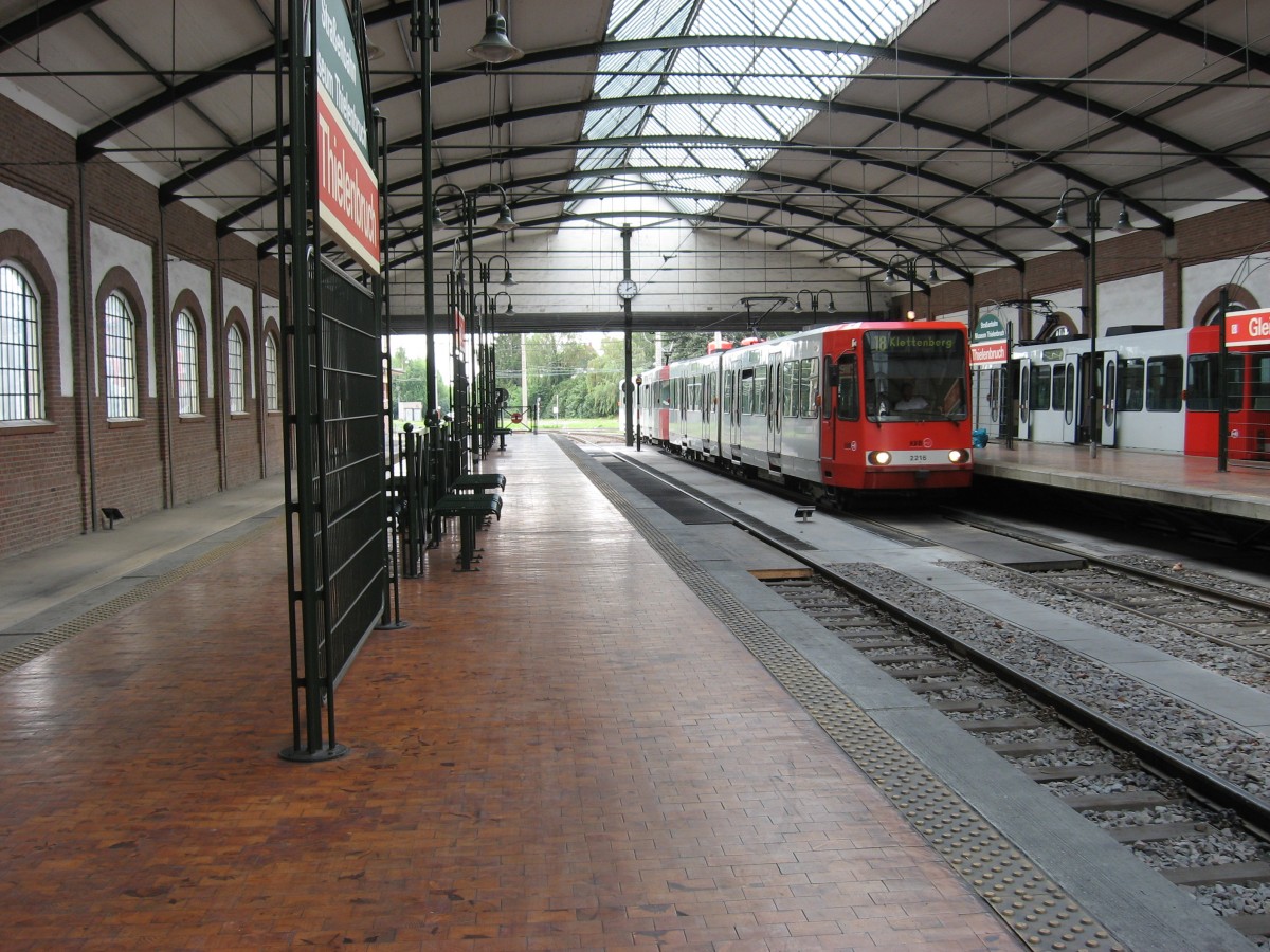 Noch ganz wenige Meter bis zum Ziel: Am 20.8.13 erreichen TW 2216 (vorne) und TW 22?? als Linie 18 ihre Endhaltestelle Thielenbruch.