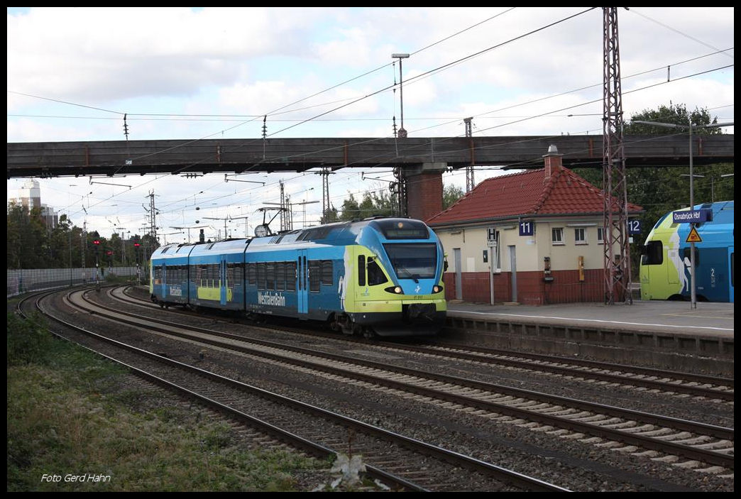 Noch gehört dieses Bild zum Alltag im HBF Osnabrück unterer Bahnhof: Der Zug der RB 61 aus Bad Bentheim nach Bielefeld besteht hier am 4.10.2016 um 14.45 Uhr aus dem Westfalenbahn ET 012. Doch der Betreiberwechsel kommt immer näher. Dagegen hat der Doppelstock ET der WFB, der auf dem Gegengleis von Braunschweig nach Rheine unterwegs ist, hier weitaus längeren Bestand.