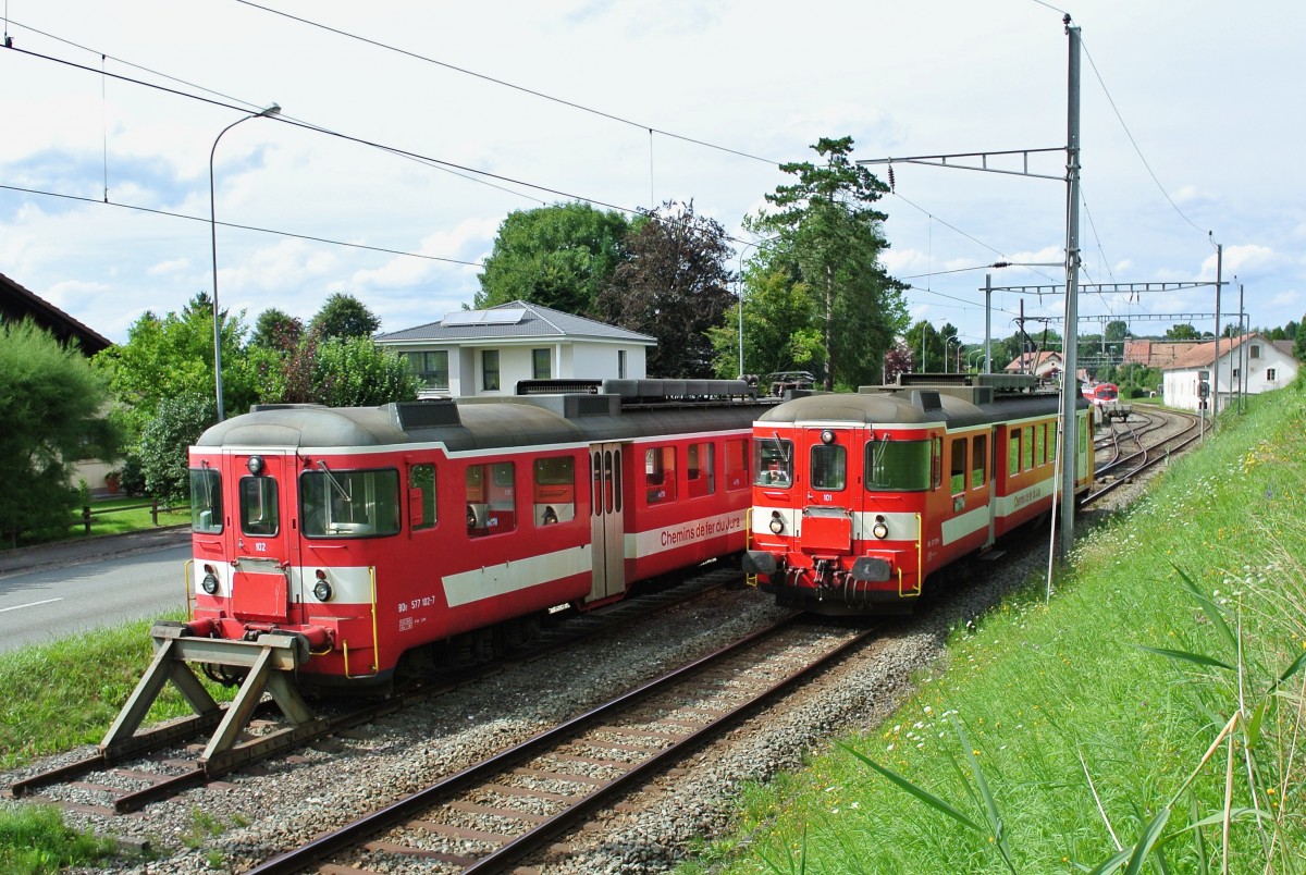 Noch gibt es die beiden CJ-BDe's: Links der mit Achsbruch abgestellte BDe 577 102-7, rechts noch als Reserve eingesetzte BDe 577 101-9 als Regio 26461 bei Ausfahrt in Bonfol, 12.08.2014.