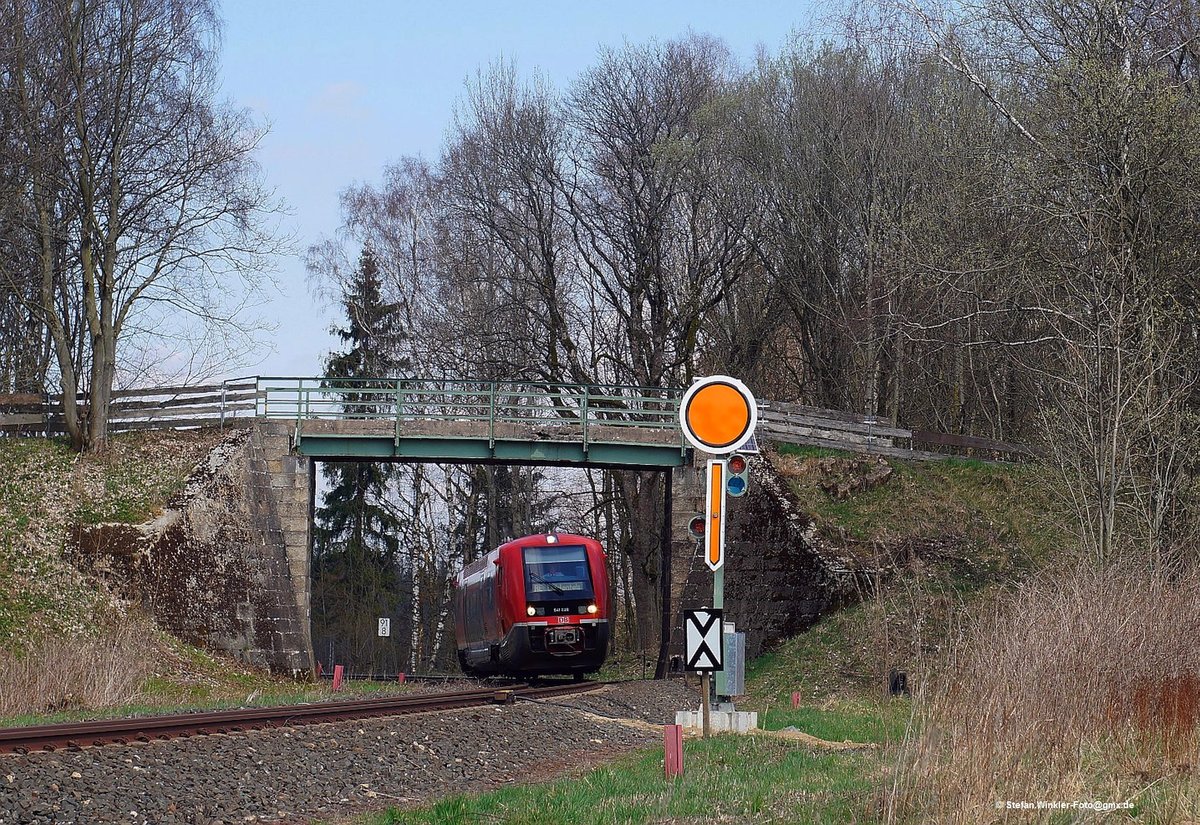 Noch gibt es Formsignale in Stammbach. Hier passiert am 04.10.2016 ein 641 das südliche Spiegelei auf seiner Fahrt nach Lichtenfels/Bamberg.