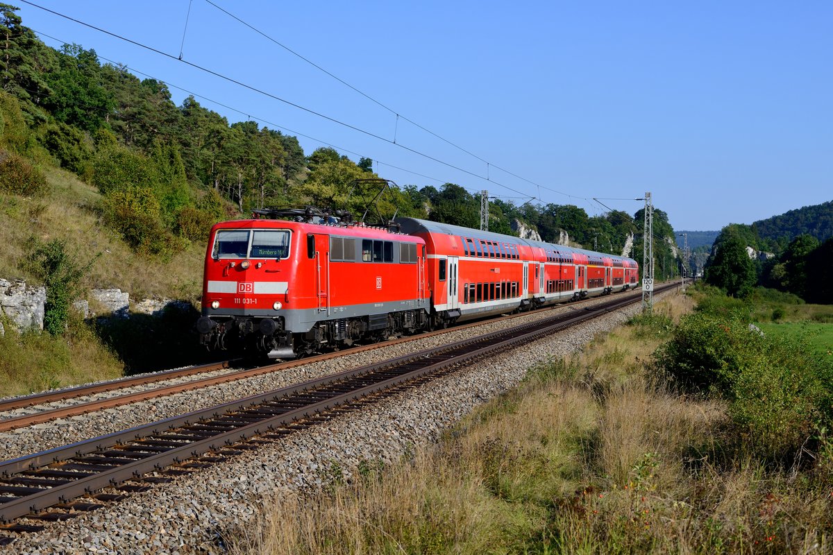 Noch gibt es lokbespannten Reisezugverkehr im Altmühltal. 2017 sollen jedoch die neuen Twindex-Triebzüge die 111-er mit ihren Doppelstockzügen ablösen. Am 07. September 2016 gelang mir diese Aufnahme von 111 031 mit ihrer RB 59102 nach Nürnberg HBF bei Hagenacker im schönen Altmühltal.