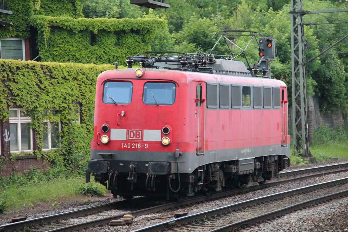 Noch gibt es sie bei der Bahn...140 218-9 als Lz am 06.06.2015 durch Hamburg-Harburg.