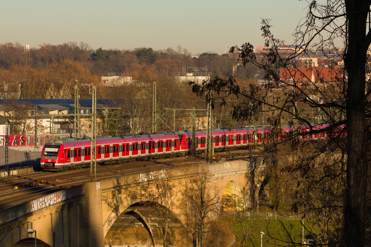 Noch gibt es sie, die komplett roten S-Bahnen: 430-Langzug als S3 Backnang - Stuttgart-Vaihingen am 18.12.2023 auf der Neckarbrücke in Stuttgart-Bad Cannstatt. 