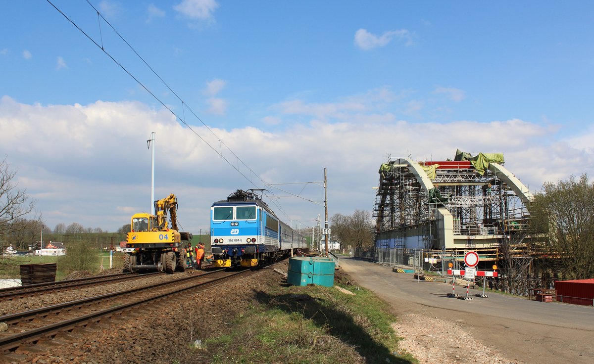 Noch gibt es in Tršnice die alte Egerbrücke.
Die neue Brücke steht schon bereit, deshalb wollte ich am 10.04.16 noch mal den R 614 Ohře mit 362 084-6 dort ablichten.