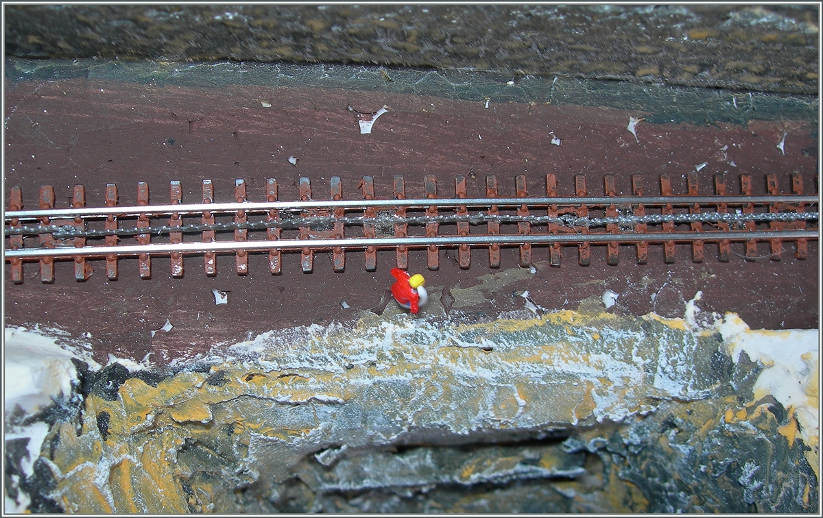 Noch gibt es viel zu tun, bis das Ze (Masstab 1:220/3 mm Spurweite) Zahnstangengleis befahren werden kann und das Preiserlein wird die Arbeit wohl nicht alleine schaffen. 
Auf meinem Bildschim hat das Gleis ca 18 mm Spurweite, in Wirklichkeit sind es 3mm. Bei diesem Mikroskopblick nimmt man natürlich manches Detail anders wahr, als es in der kleinen Wirklichkeit. Ich denke aber, dass wenn  Haifischzähne  der Zahnstange etwas abgeschliffen werden (sie sollen ja nicht beißen) und der Schnitt unten so hoch wie möglich ausgeführt wird, werden die tiefliegenden T Gauge Drehgestelle das (Atrapen)-Zahnstangengleis problemlos befahren können. 
25. Jan. 2015
 