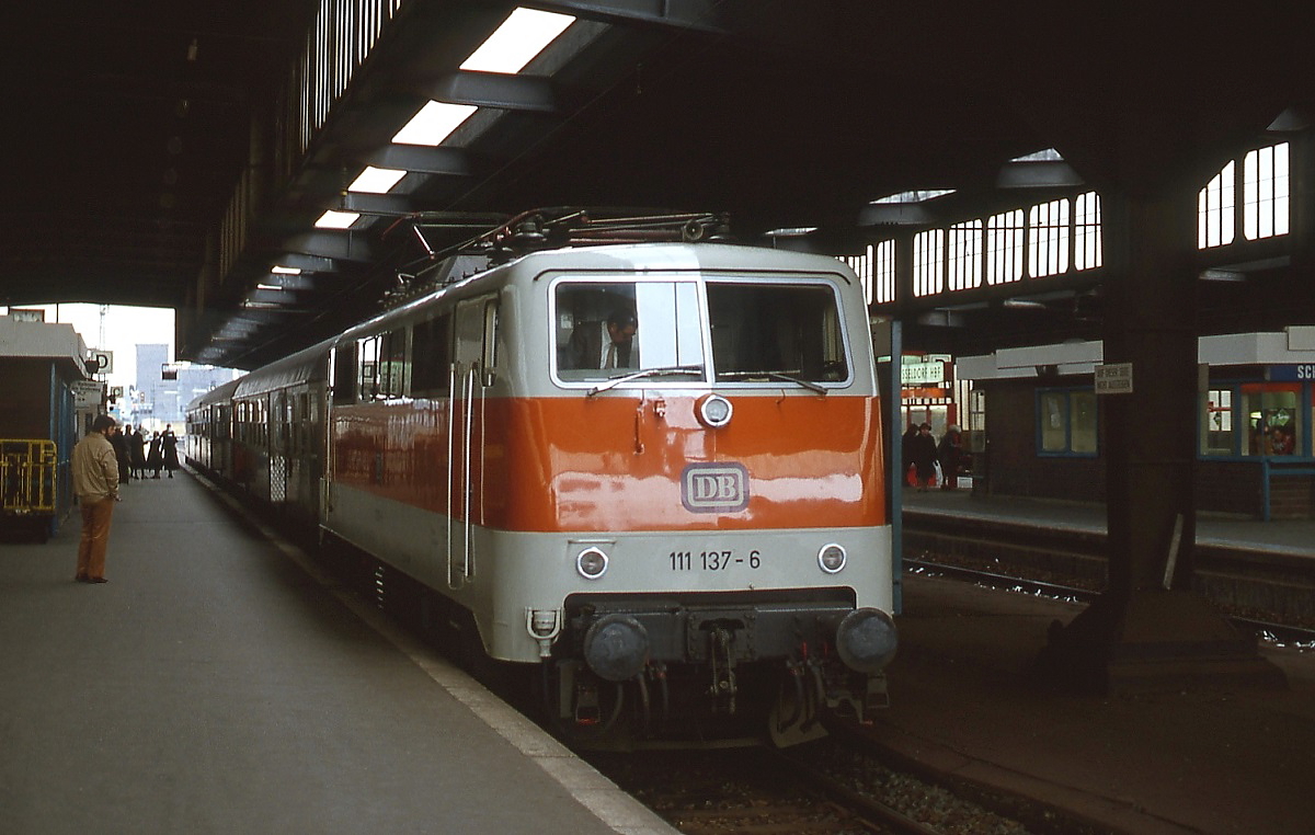 Noch glänzt der Lack, als die nagelneue 111 137-6 1980 in der alten Bahnhofshalle des Düsseldorfer Hauptbahnhofes zur Abfahrt bereitsteht