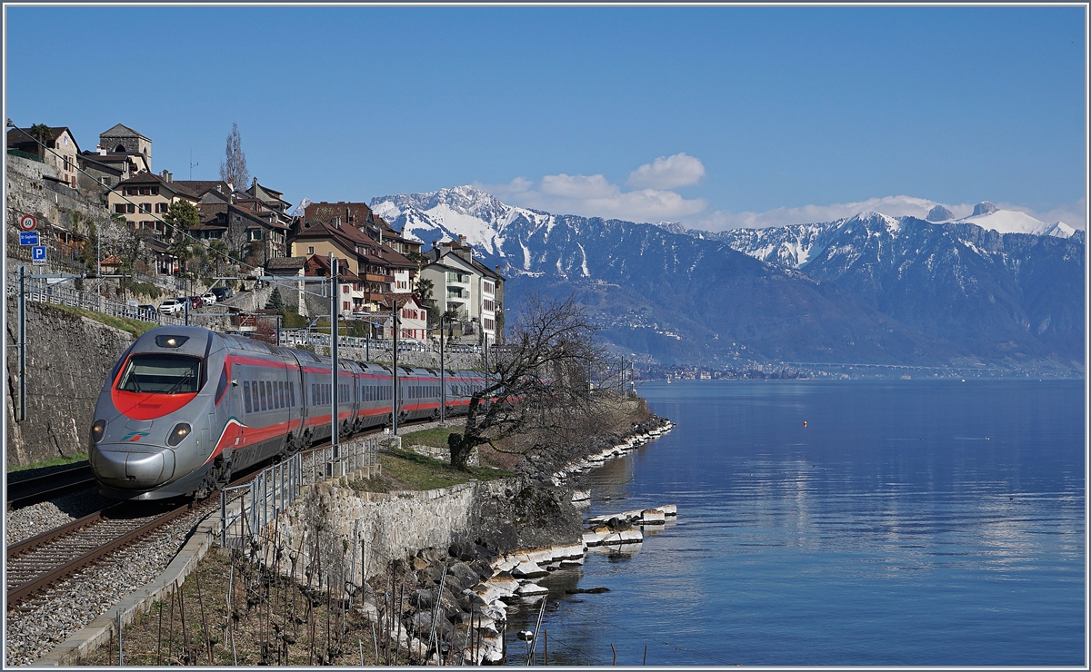 Noch grüsst der Winter aus der Ferne, und doch ist der Frühling nicht so richtig angekommen. 

Wie vor gut zwei Monaten erhofft, bekam ich nun ein ETR 610 Bild mit klarer Sicht auf die Landschaft in Hintergrund. Von Vorteil war auch die Winterzeit, vermochte die Sonne doch sanft den Ort St-Saphorin zu bescheinen; denn in der Sommerzeit wird der Zug  eine Stunde früher  in St-Saphorin sein und der ort noch im Schatten sein.  

Ein FS Trenitalia ETR 610 fährt als EC 34 von Milano nach Genève bei St-Saphorin vorbei.

24. März 2018