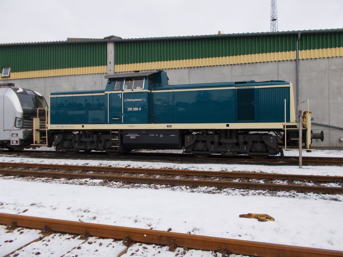 Noch habe ich die Railsystems 295 088 nicht im Stralsunder Hafen im Einsatz fotografiert.So blieb mir am 17.Januar 2017 nur ein Standfoto.