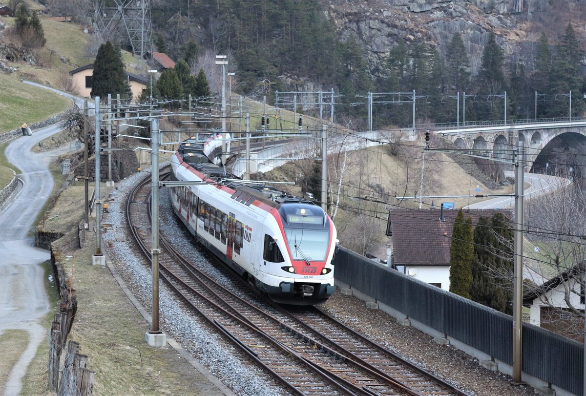 Noch hat die Morgensonne den Talboden nicht erreicht, als der TILO RABe 524 108 auf der mittleren Ebene bei Wassen, die mittlere Meienreussbrücke befahren hat. 

Samstag, 24. März 2018