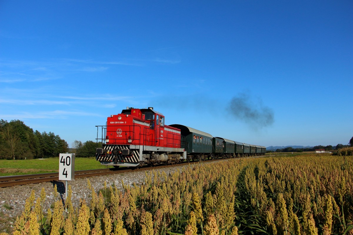 Noch ist die Hirse nicht reif zur Ernte doch der strahlende Sonnenschein dieses Tages erhellt DH 1500.4 mit Ihrem Sonderzug . 28.September 2014