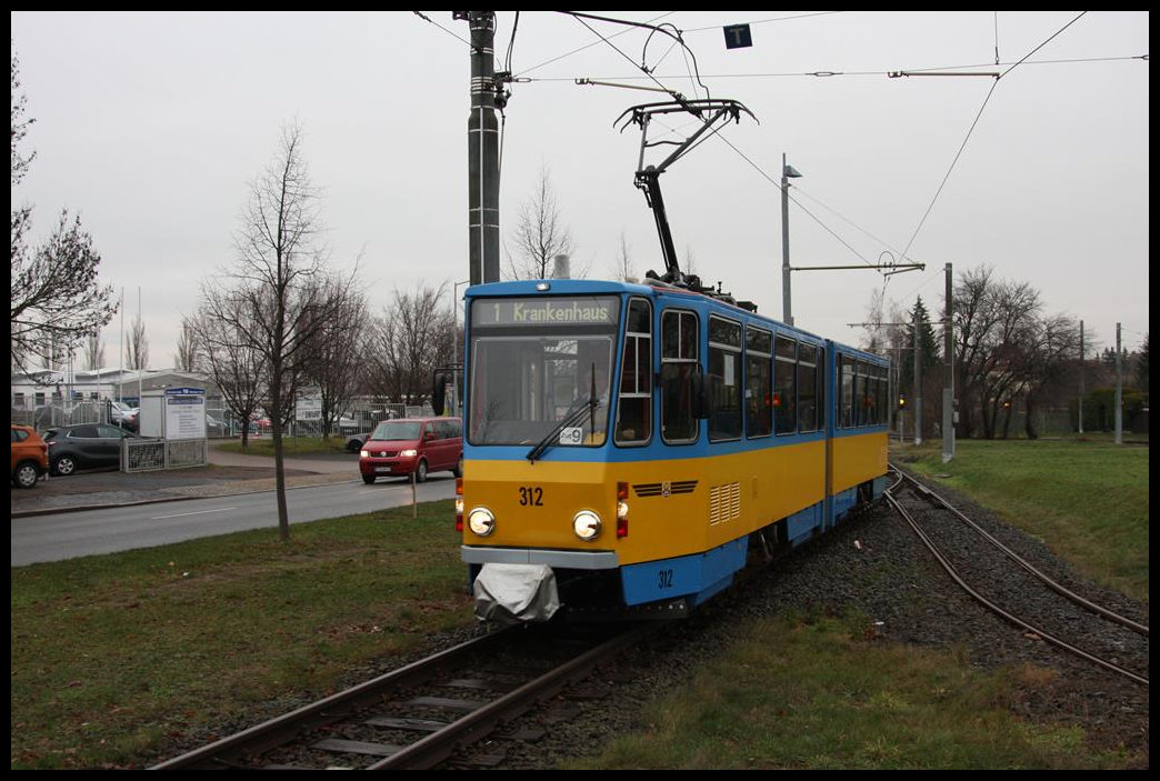 Noch immer bilden die Tatra Gelenk Triebwagen mit das Rückgrat des Straßenbahn Verkehrs in Gotha. Am 12.12.2018 kam mir Wagen 312 auf dem Weg zur Endhaltestelle Krankenhaus auf der Linie 1 in Höhe der Wagenhalle in Gotha vor die Kamera.