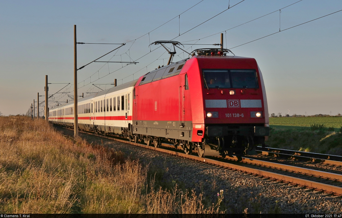 Noch immer bzw. wieder verkehrt der IC  Warnow  mit IC1-Zügen. Da deren Stern bereits gehörig am Sinken ist, war es willkommene Abwechslung, 101 138-6 mit den sechs Wagen bei Eismannsdorf (Niemberg) fahrend zu fotografieren.

🧰 DB Fernverkehr
🚝 IC 2239  Warnow  (Linie 56) Magdeburg Hbf–Leipzig Hbf
🚩 Bahnstrecke Magdeburg–Leipzig (KBS 340)
🕓 7.10.2021 | 17:47 Uhr