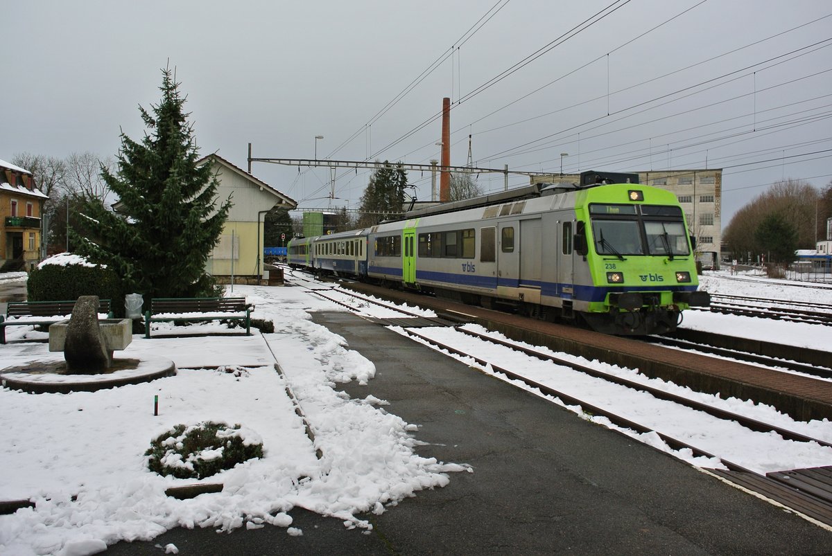 Noch immer ist ein BLS EWI Wagen im Einsatz. Neuerdings ist der zuletzt noch im Golden Pass eingesetzte AB als reiner 2. Klasswagen in einem RBDe 566 II Pendel eingesetzt, welcher v. a. zwischen Solothurn und Thun verkehrt. Der Pendel besteht aus dem RBDe 566 238-2, AB 50 85 39-35 423-5 und ABt 50 85 80-35 938-0, im Bild bei Einfahrt als Regio 6427 in Biberist Ost, 13.12.2019.