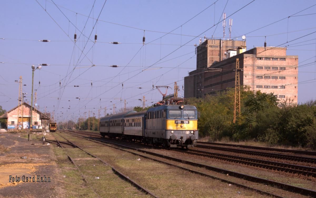 Noch immer ist die Elektrolok der Baureihe 43 in Ungarn unverzichtbar und überall präsent. Am 10.10.2014 verlässt hier gerade 431135 mit einem Personenzug um 13.43 Uhr den Bahnhof Mezökövesd in Richtung Budapest.