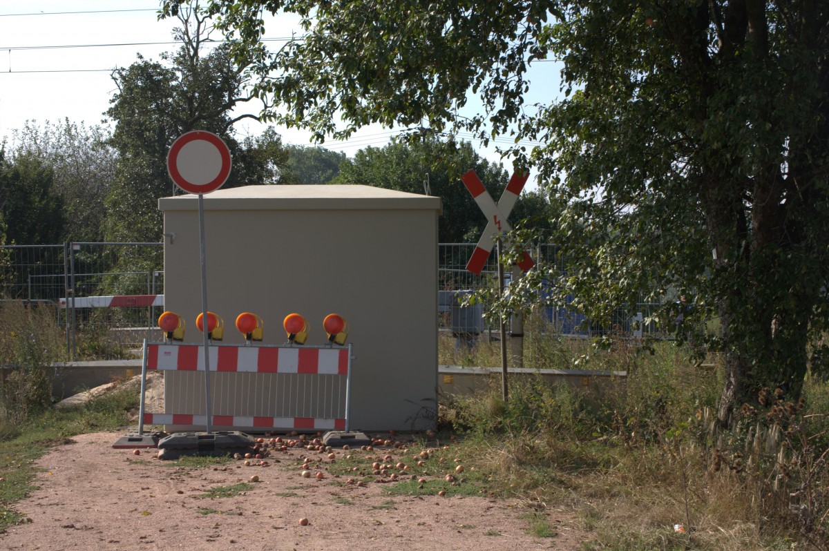 Noch immer geschlossen, der B� in der Nassau , aber es tut sich was, die Kabel f�r die Automatik Schranken sind verlegt und das H�uschen, welches die Schaltelektronik
aufnehmen wird, ist angeliefert.  14.09.2013  11:01 Uhr. N�he von Mei�en. 