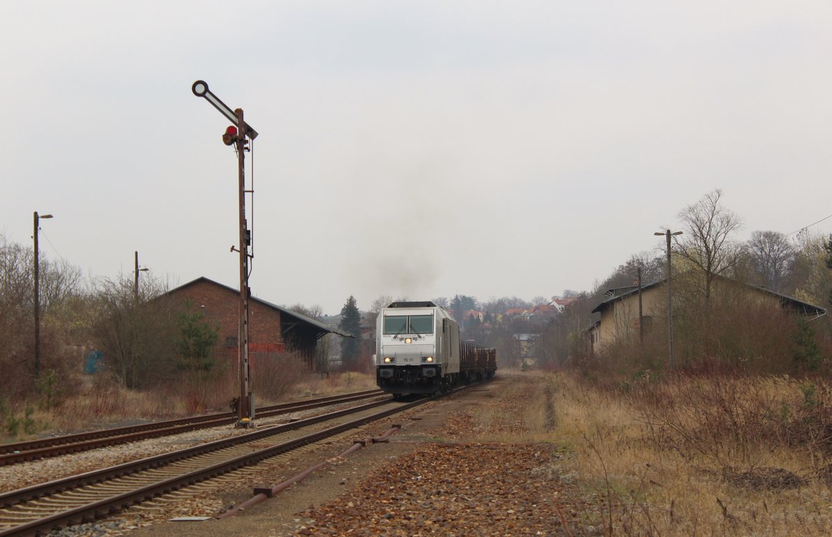 Noch immer gibt es in Pössneck die alten Bahnanlagen.
So konnte ich am 25.03.16 den Schrottzug mit 76 111 ablichten.