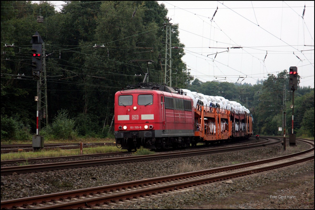 Noch immer häufig zu beoachten sind Leistungen der Baureihe 151 vor Autotransportzügen auf der Rollbahn. Am 19.09.2015 erreichte hier 151155 mit einem solchen Zug aus Richtung Münster kommend den Bahnhof Hasbergen.