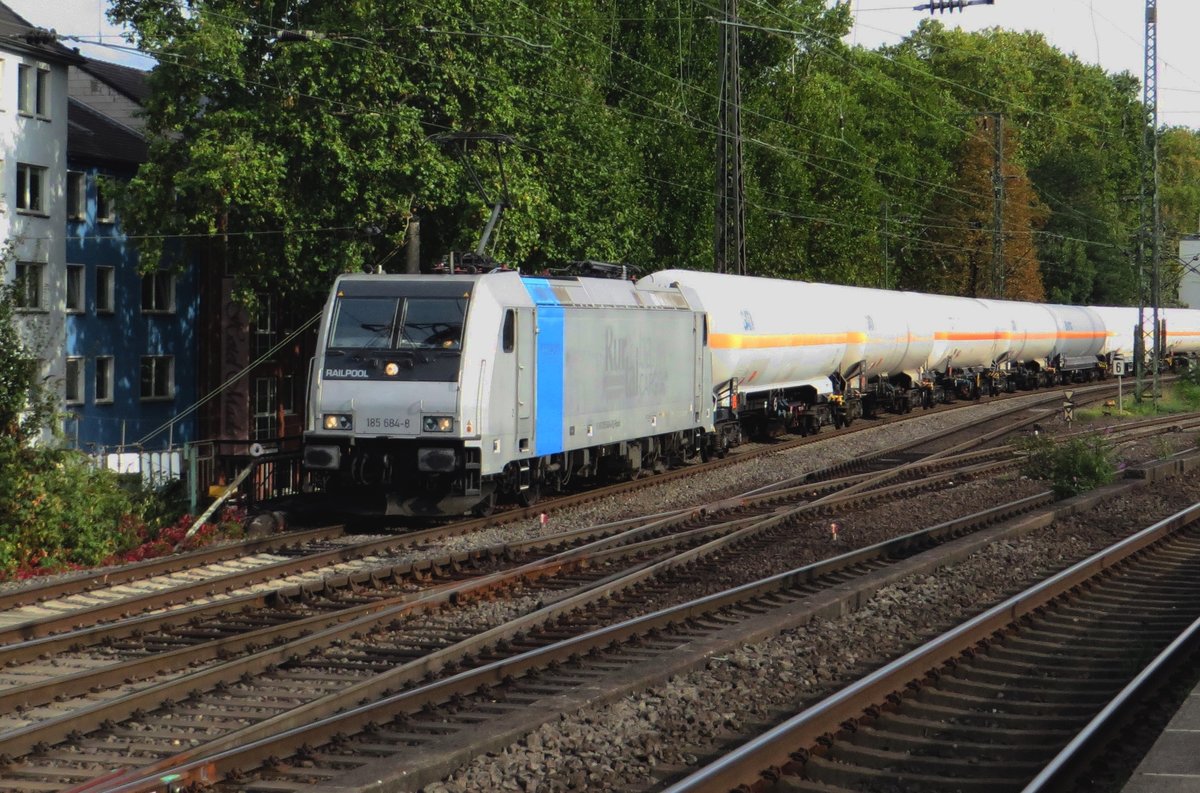 Noch immer kan Mann sehen, wo es auf 185 684 -hier am 24 September 2020 beim Durchfahrt von Köln Süd- die RTB Cargo Aufkleber gegeben hatten.