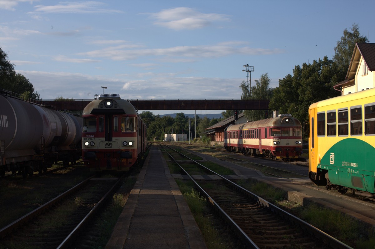 Noch immer sind die TW der Baureihe 854 im alten Farbkleid  unterwegs,hier in Ceska
Lipa treffen sie auf einen Regio Nova.16.08.2014 18:26 Uhr.
