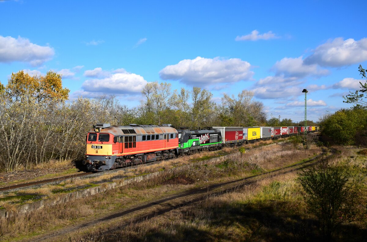 Noch immer die Umleitungverkehr über die KBS 5: Die 628 315 (die E-Lok ist die 193 264) ist mit einem umleitete Güterzug in Richtung Székesfehérvár bei Hst. Csémpuszta.
12.11.2023.