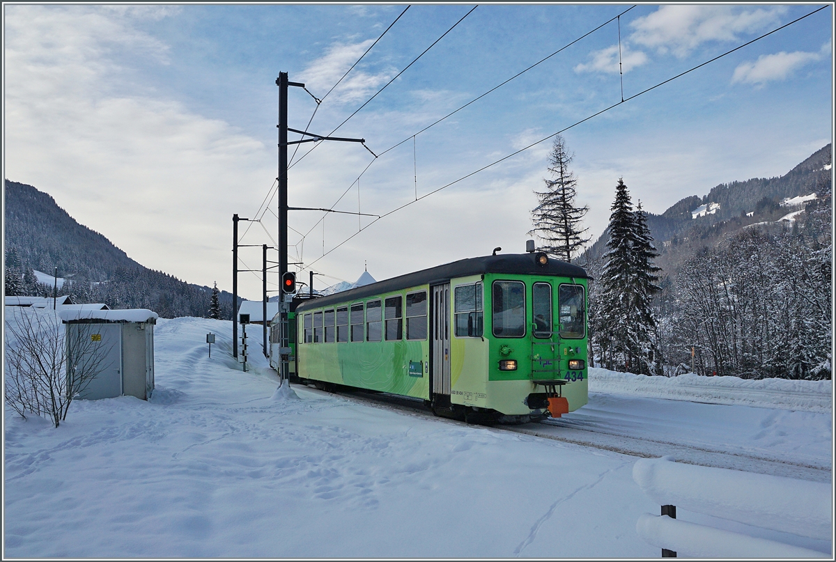 Noch immer unverzichtbar sind die ex Steuerwagen der Birsigtalbahn bei der ASD. Das Bild zeigt den Bt 434 mit dem schiebenden, aber kaum zu sehenden BDe 4/4 403 bei Vers l'Eglise. 

4. Jan. 2021