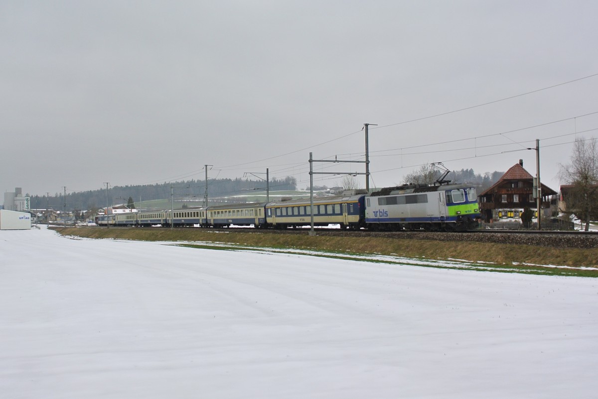 Noch immer verkehrt der BLS Reserve EWI Pendel in EWIII Umlufen. Heute fuhr er seit einiger Zeit zum ersten mal wieder auf den RE Bern-Luzern, vorher verkehrte er fast ausschliesslich zwischen Bern und Neuchatel. Im Bild ist der Pendel mit der Re 420 502-7 (ex. SBB 11117) als RE 4372 kurz Worb SBB, 18.02.2015.

