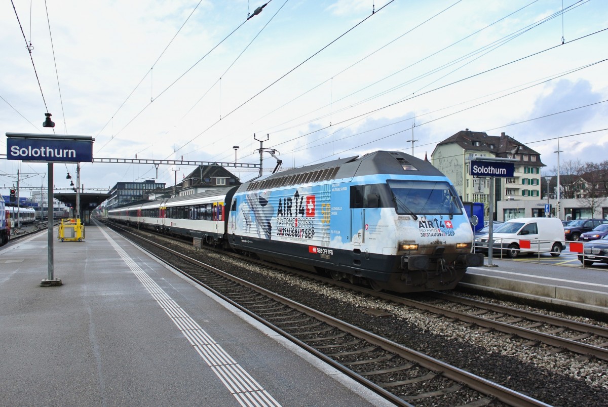 Noch immer wirbt die Re 460 014-4 fr die Air 14 welche Ende August / Anfang September 2014 in Payerne statt fand. Im Bild zieht sie den IR 2121 aus Solothurn in Richtung Konstanz DB, 08.12.2014.