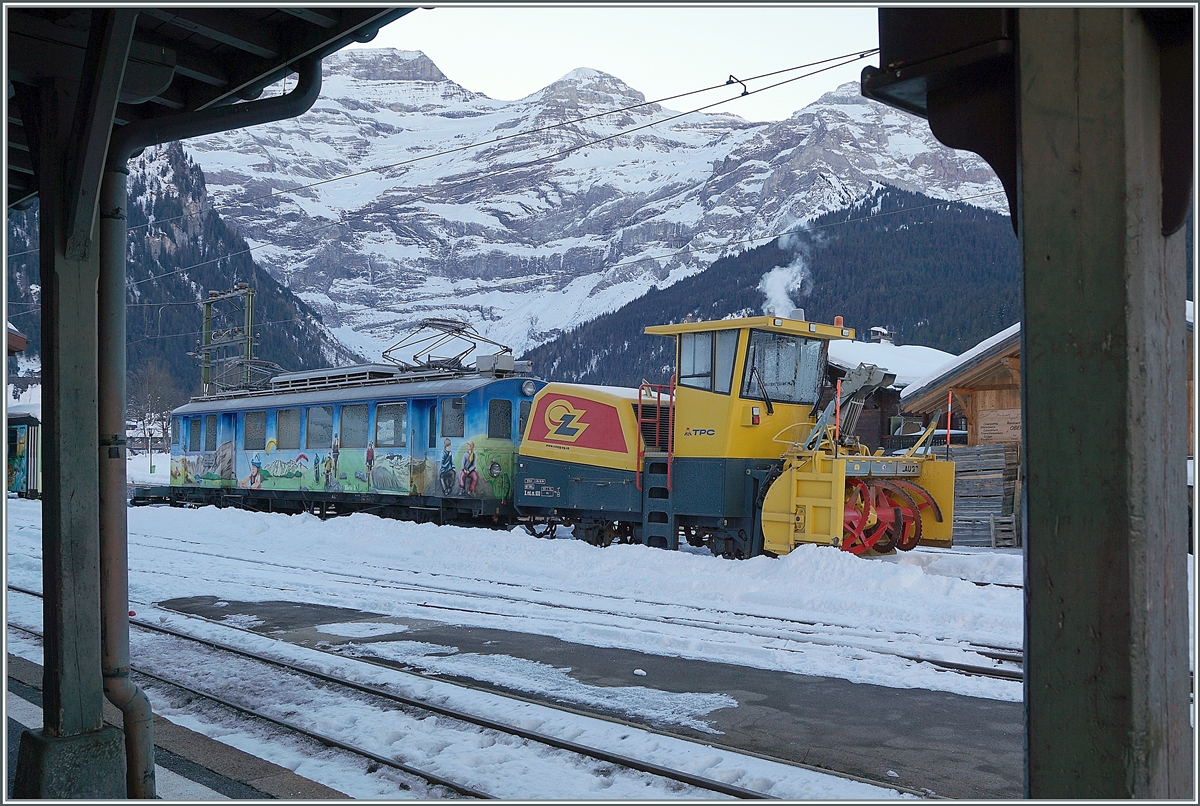Noch immer wird die Strecke Le Sépey - Les Diablerets nur im Inselbetrieb geführt. Und da auch im Inselbetrieb Schnee geräumt werden muss, vermute ich, dass in der Not nun der ASD BDe 4/4 N° 2 (Baujahr 1913) mit der Xrot.m. 933 zu diesem Zweck zum Einsatz gelangt. Das Bild entstand in Les Diablerets auf dem Bahnsteig, welcher noch mit mit einem Bahnsteigdach ausgerüstet ist, dass auf den hier zu sehenden Holzposten ruht.

18. Januar 2022