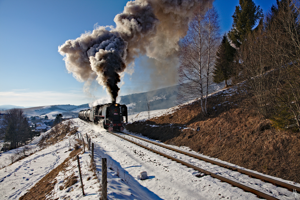 Noch in der Kehrschleife von Telgart kurz vor dem ersten großen Viadukt kommt die 556.053 mit ihrem Fotozug bergwärts. (09.02.2020)