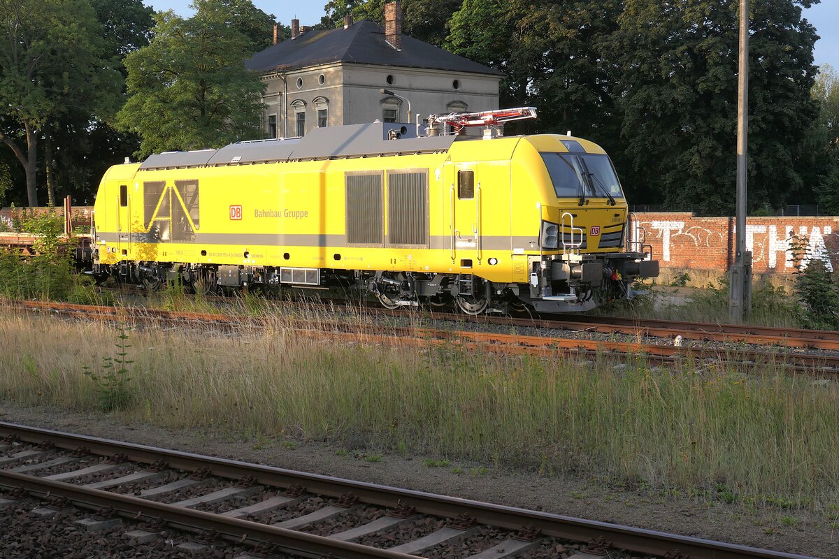 Noch kein Alltagsprodukt; Vectron DualMode Light der DB Bahnbau Gruppe im Juli 2025 abgestellt in Radeberg