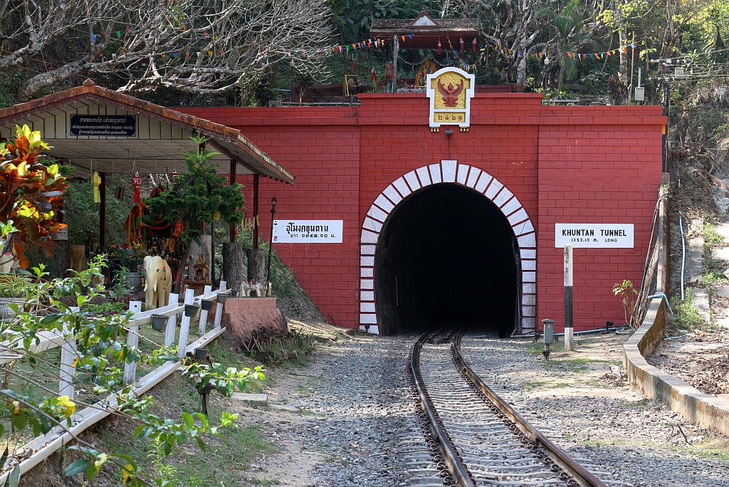 Noch ist der Khun Tan Tunnel mit 1352,10 Meter der längste der bisher 7 Eisenbahntunnel in Thailand. Dies wird sich mit der Fertigstellung eines 6,2 Km langen zweiröhrigen Tunnels auf der im Bau befindlichen 323 Km langen zweigleisigen Linie Den Chai - Chiang Rai - Chiang Khong ändern. Nordportal des Khun Tan Tunnels am 23.März 2023.