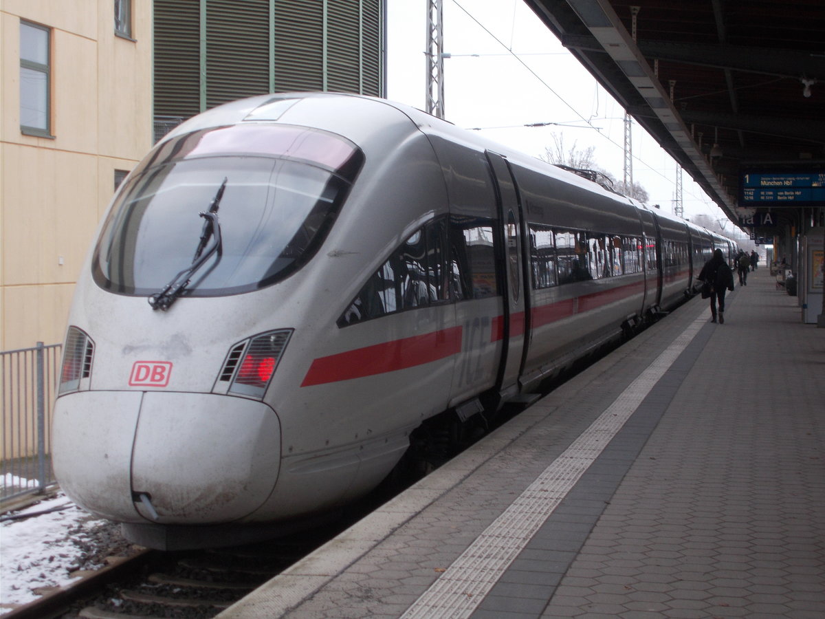 Noch konnte der 411 032,auf der Fahrt von Binz nach München,am 22.Januar 2018,seine Höchstgeschwindigkeit nicht ausfahren.Aufnahme beim Richtungswechsel im Stralsunder Hbf.