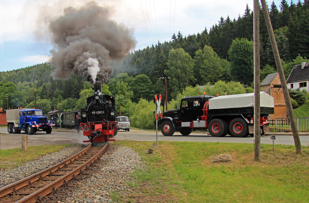 Noch eine  krasse  Aufnahme am Tag danach. Das 10.Oldtimerfest bei der Preßnitztalbahn ermöglichte am 05.07.2014 dieses Zusammentreffen von Bahn- und Straßenoldtimern