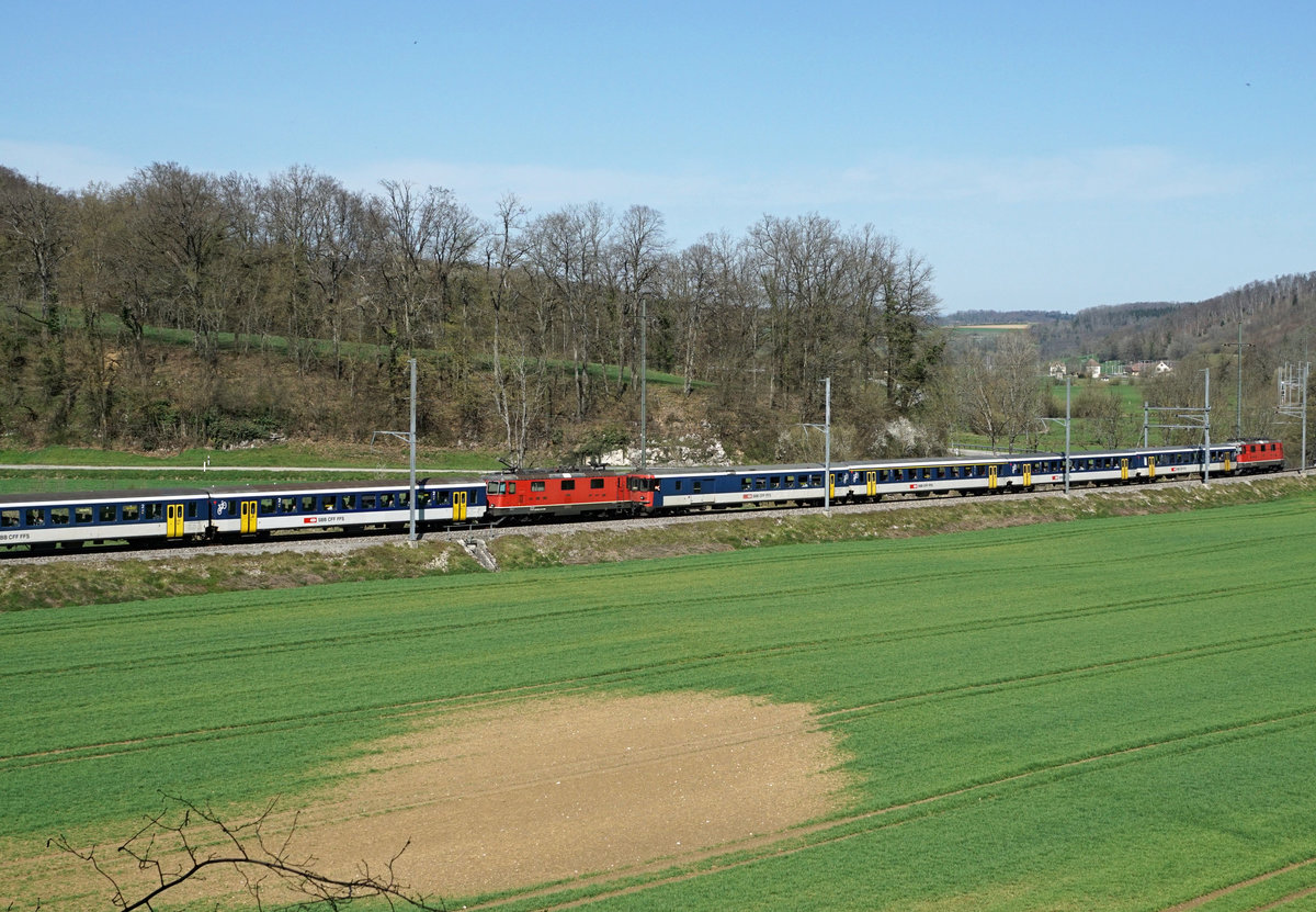 Noch kurze Zeit vor Ostern 2021 hat sich die SBB von den EW l Pendelzügen verabschiedet.
Die allerletzte Leistung vom 1. April 2021 fand mit einer Doppelgarnitur als Militärzug Basel-Bure-Basel statt.
In herrlicher Landschaft bei Courtemaîche.
Foto: Walter Ruetsch 