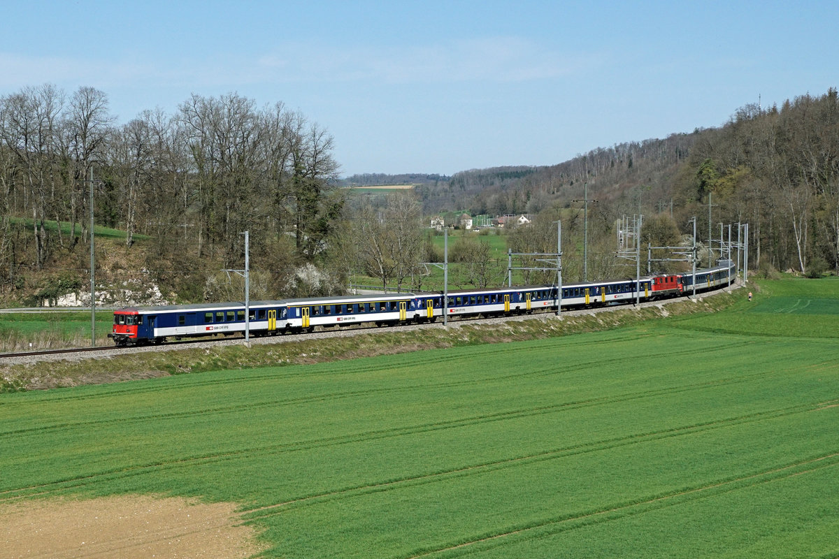 Noch kurze Zeit vor Ostern 2021 hat sich die SBB von den EW l Pendelzügen verabschiedet.
Die allerletzte Leistung vom 1. April 2021 fand mit einer Doppelgarnitur als Militärzug Basel-Bure-Basel statt.
In herrlicher Landschaft bei Courtemaîche.
Foto: Walter Ruetsch 