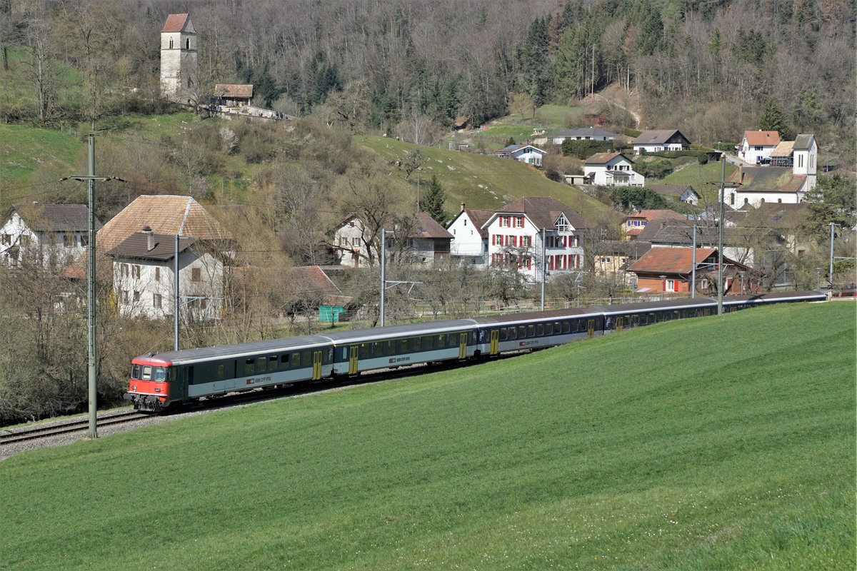 Noch kurze Zeit vor Ostern 2021 hat sich die SBB von den EW l Pendelzügen verabschiedet.
Die allerletzte Leistung vom 1. April 2021 fand mit einer Doppelgarnitur als Militärzug Basel-Bure-Basel statt.
In herrlicher Landschaft bei Courchavon.
Foto: Walter Ruetsch 