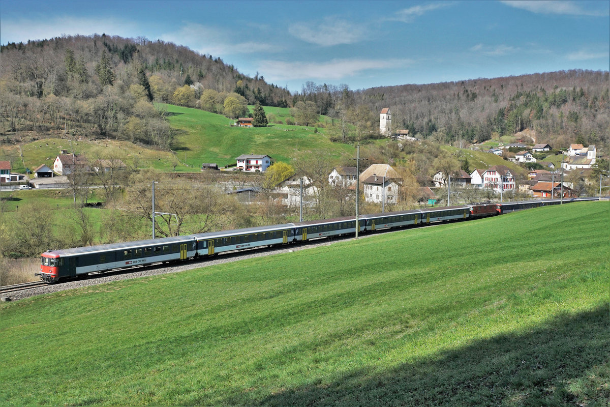 Noch kurze Zeit vor Ostern 2021 hat sich die SBB von den EW l Pendelzügen verabschiedet.
Die allerletzte Leistung vom 1. April 2021 fand mit einer Doppelgarnitur als Militärzug Basel-Bure-Basel statt.
In herrlicher Landschaft bei Courchavon.
Foto: Walter Ruetsch 