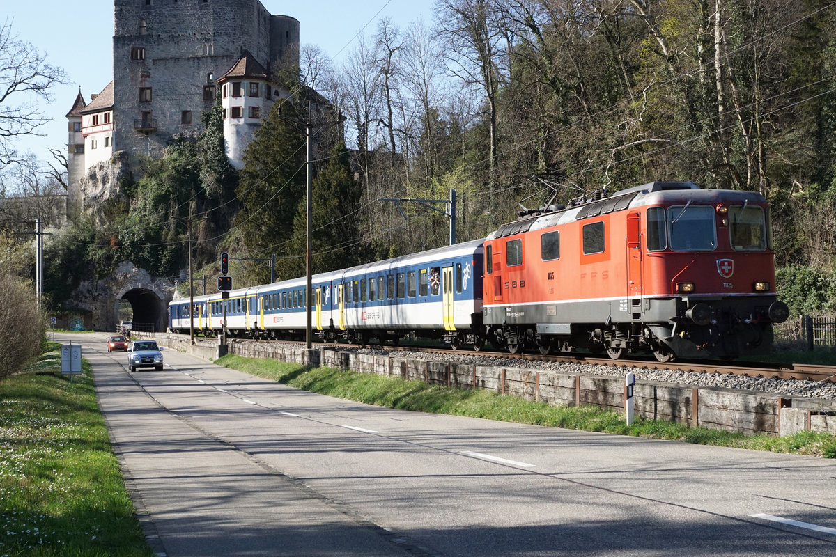 Noch kurze Zeit vor Ostern 2021 hat sich die SBB von den EW l Pendelzügen verabschiedet.
Re 4/4 11125 auf einer der letzten Fahrten Basel SBB - Delémont beim Passieren der Ruine Pfeffingen am 31. März 2021.
Foto: Walter Ruetsch