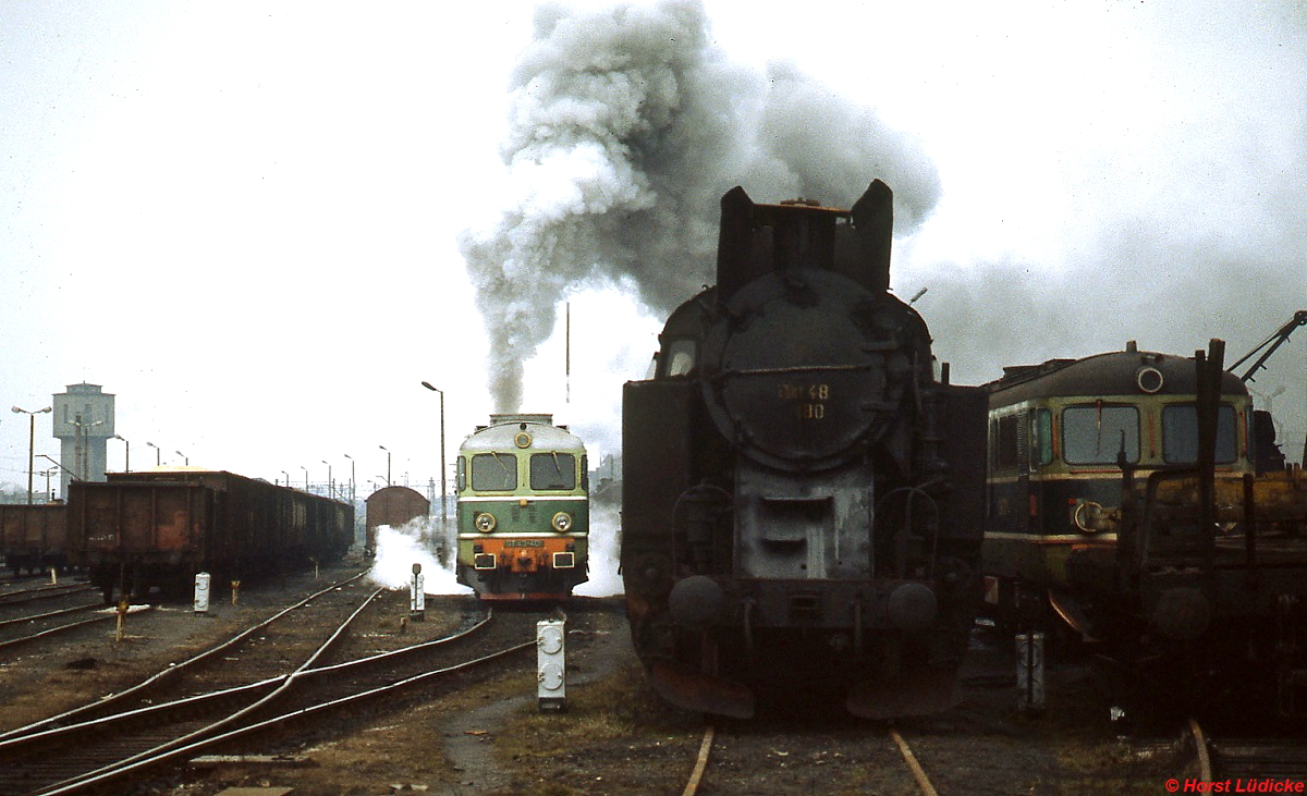 Noch in den letzten Tagen des Dampfbetriebes bemühte sich die PKP um eine Modernisierung der Dampflokomotiven, so wurde bspw. eine Tkt 48 mit einem Frontführerstand unter Verwendung von Teilen einer ST 43 versehen, hier in Jarocin am 01.04.1990 - und wer sich jetzt wundert, noch nie etwas von dieser Lok gehört zu haben, der sollte einfach einen Blick in den Kalender oder auf das Aufnahmedatum werfen. 