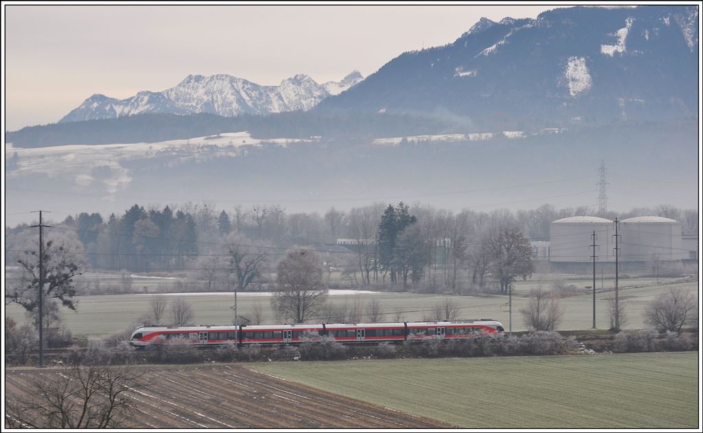 Noch liegt eine leichte Nebelschicht über dem St.Galler Rheintal beim Tanklager Sennwald, als die S4 23446 Richtung Rüthi SG vorbeirauscht. (18.12.2013)