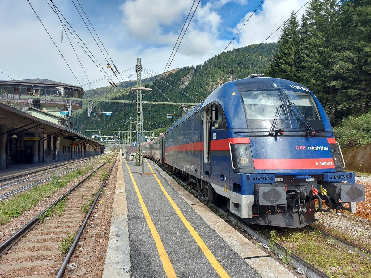 Noch mal die 1216 012 mit dem EC85 München-Verona, diesmal fotografiert beim Zwischenhalt am Bahnhof  Brennero . 19.09.2023 um 14:03 Uhr. 