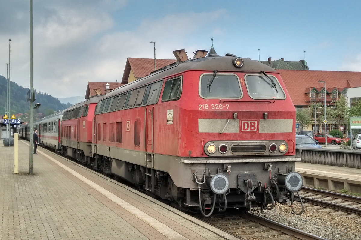 Noch mal Fernverkehr in Immenstadt. Der IC 2012 von Oberstdorf nach Hannover über Dortmund wurde in Doppeltraktion bespannt. 218 326-7 mit einer weitern 218er kurz vor der Abfahrt am 05.05.2018 gegen 10:30 Uhr. 