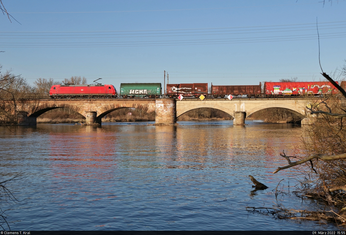 Noch mal Mischer und noch mal 185 – diesmal mit 185 062-7 – festgehalten an der Saalebrücke in Halle-Wörmlitz in Fahrtrichtung Angersdorf.

🧰 DB Cargo
🕓 9.3.2022 | 15:55 Uhr