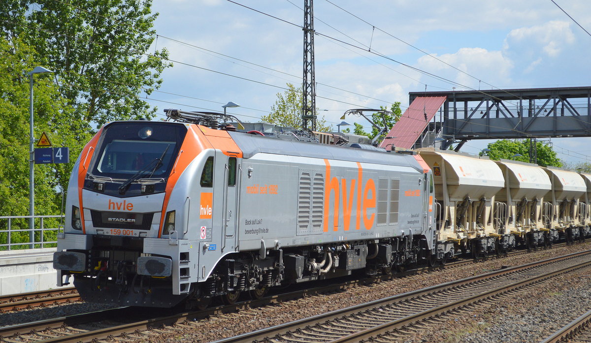 Noch mal von Nahem,  hvle - Havelländische Eisenbahn AG, Berlin-Spandau [D]  159 001  [NVR-Nummer: 90 80 2159 001-7 D-HVLE] mit Schüttgutwagenzug am 13.05.20 Bf. Saarmund.