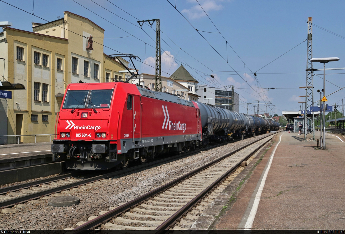 Noch mal RheinCargo mit Kesselwagen und nun 185 604-6 am Zug - diesmal komplett sichtbar und erneut bei der Durchfahrt des Bahnhofs Ludwigsburg auf Gleis 4 Richtung Kornwestheim.

🧰 RheinCargo GmbH & Co. KG
🕓 11.6.2021 | 11:48 Uhr
