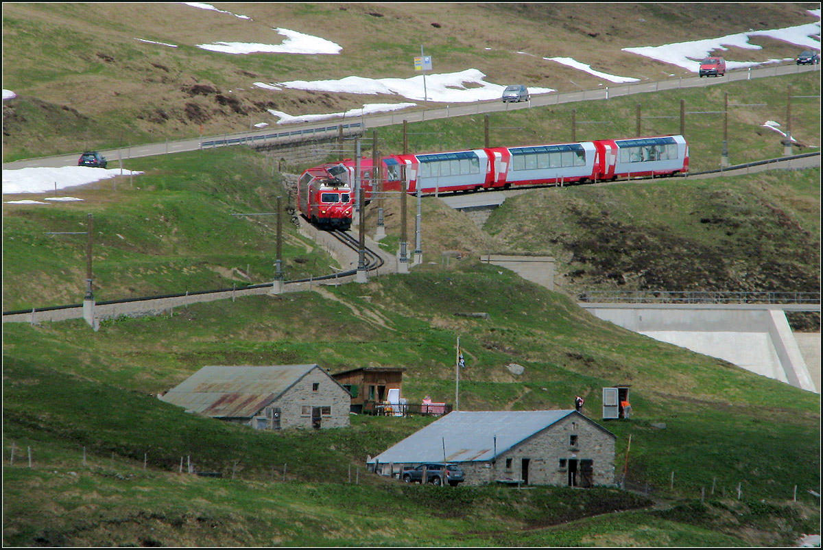 Noch mehr enge Bögen -

Der selbe Clacier-Express muss sich noch durch weitere Kurven schlängeln bis er Nätschen erreicht.

23.05.2008 (J)