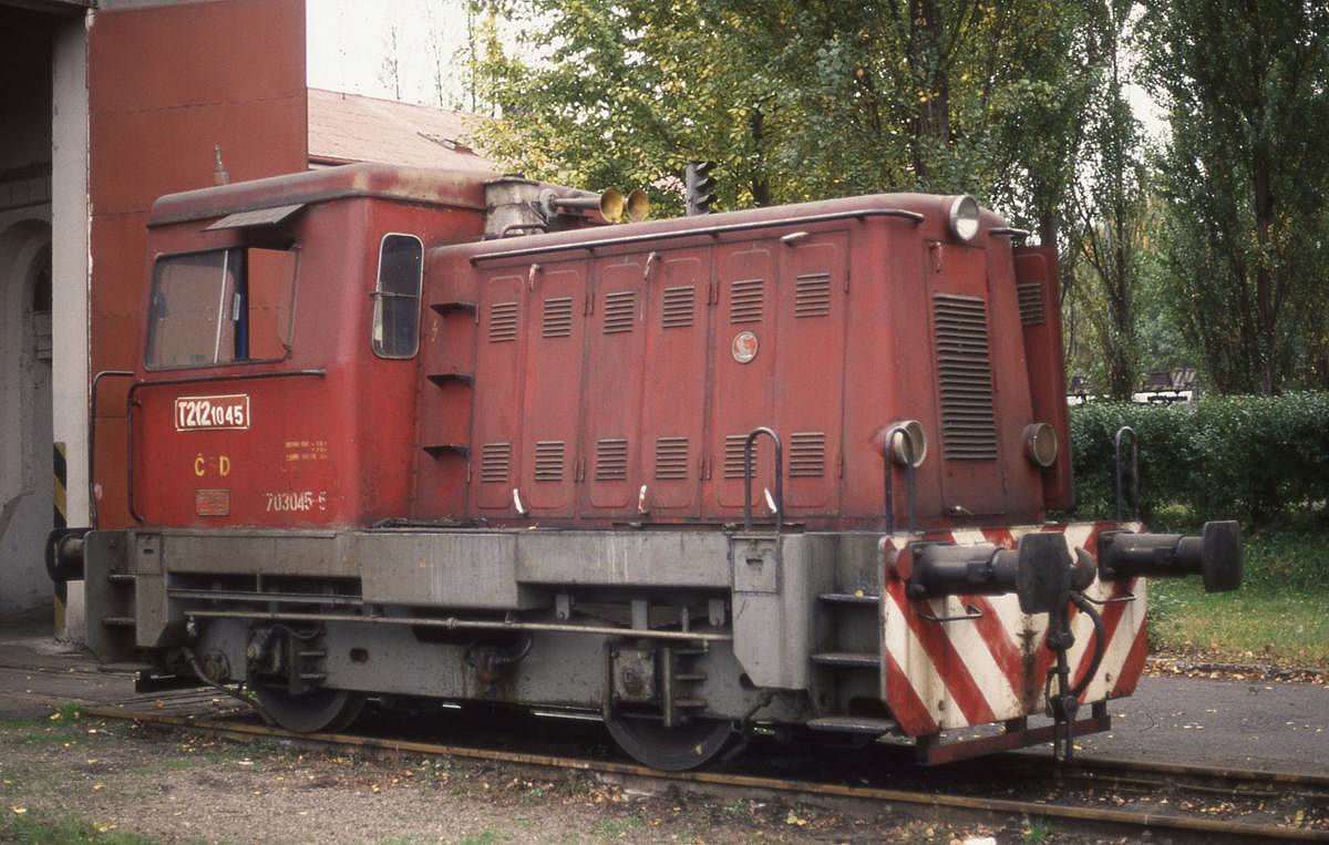 Noch mit alter Bezeichnung T 2121045 traf ich am 7.10.1992 diese Kleindiesellok
im Depot Decin an.