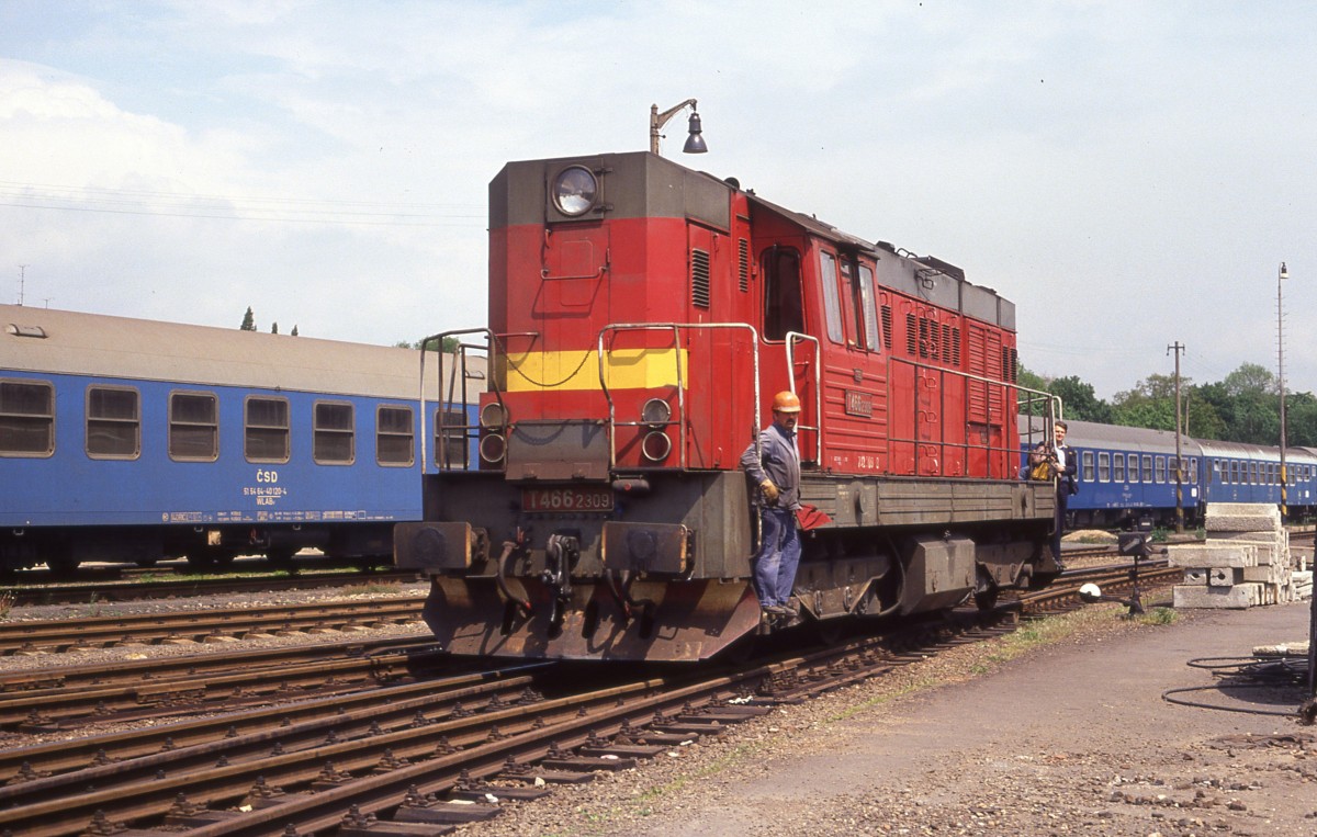 Noch mit alter Nummer T 4662309 rangiert die CKD Diesellok am 5.6.1991 im Hauptbahnhof von Karlovy Vary