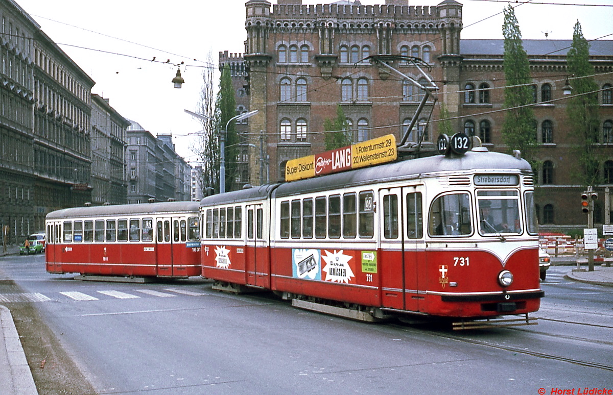Noch mit Alu-Zierstreifen ist F 731 im März 1975 auf der Linie 132 nach Strebersdorf unterwegs. Diese Gelenkwagen entstanden 1963 auf der Basis der zweiachsigen L3/L4-Triebwagen und wurden mit einem Nachläufer versehen. 1996 wurden die lezten F abgestellt.